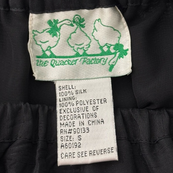 Quacker Factory Capris Womens Small Black High Rise Pull On Pants Silk Flamingos - Picture 9 of 9